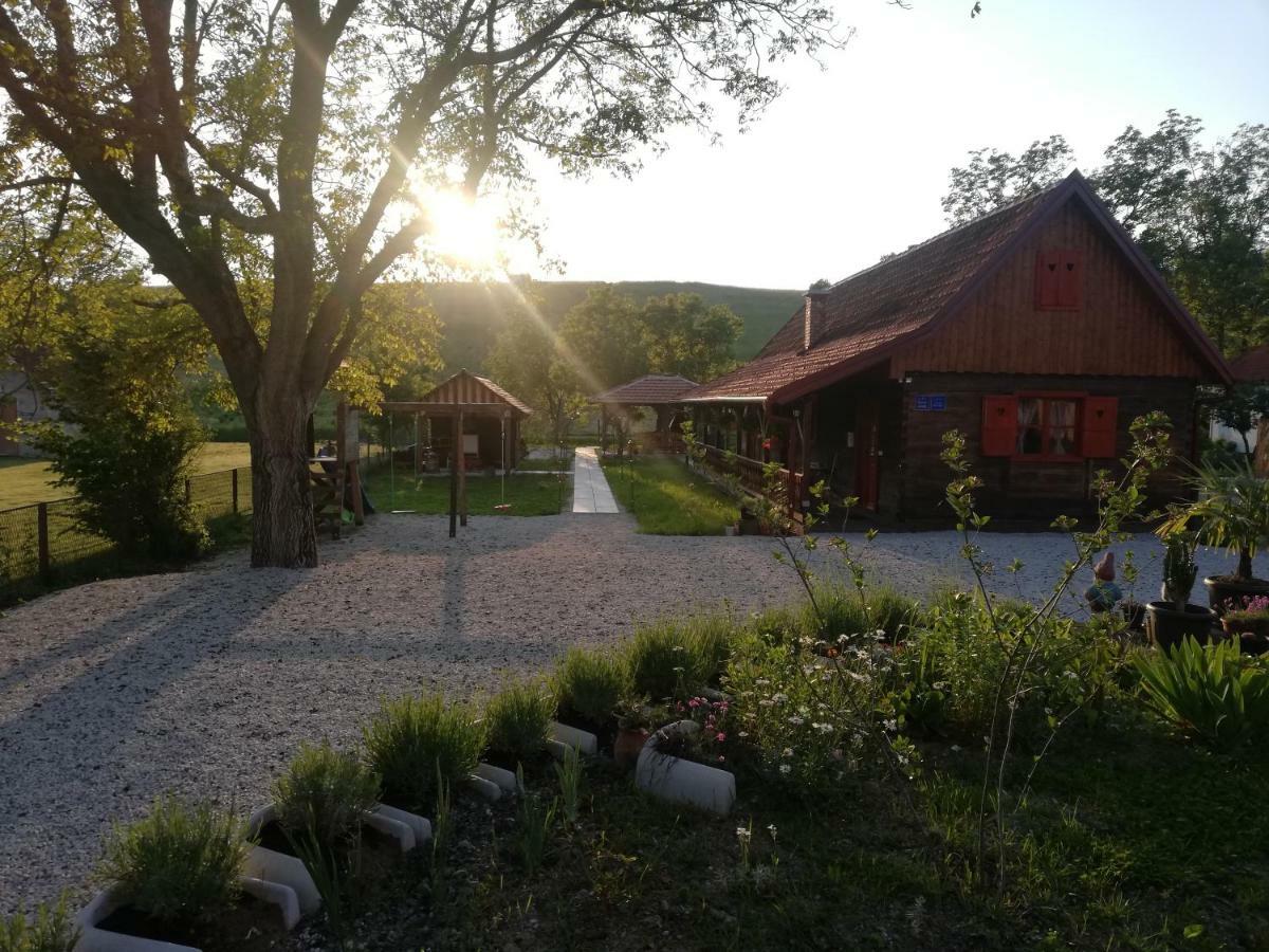 Отель Pod Orehom Drvena Kuca I Sauna Крапина Экстерьер фото